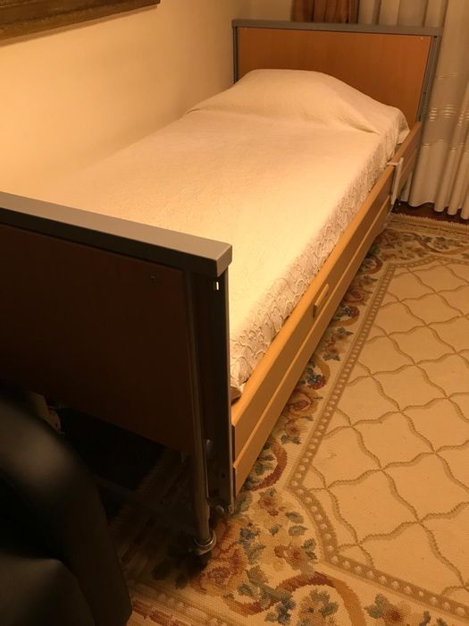 Vendo cadeirāo, cama eletrica e cadeira de casa de banho