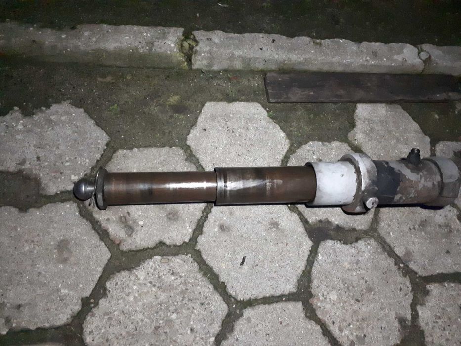 Silownik przyczepy trojstronnej