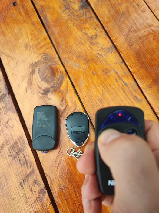 Продам пульты для гаражных ворот и шлагбаумов