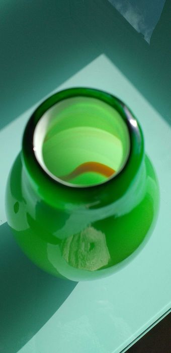 Wazon z zielonego szkła.