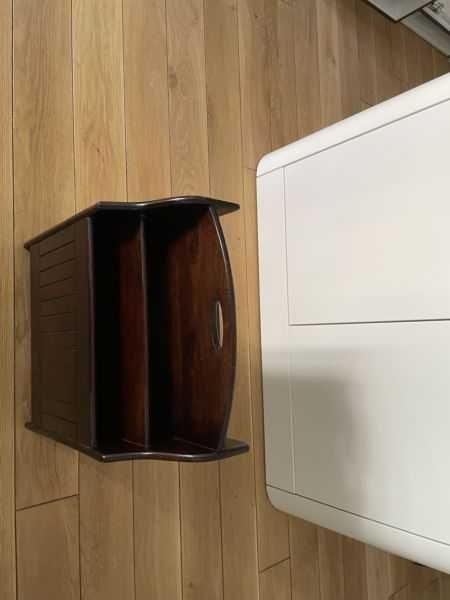 Gazetownik z podstawką