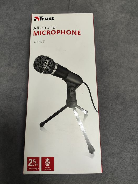 Mikrofon trust na statywie