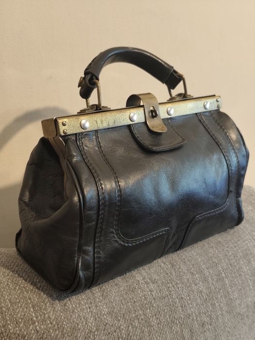 Elegancki czarny kuferek damski Vintage