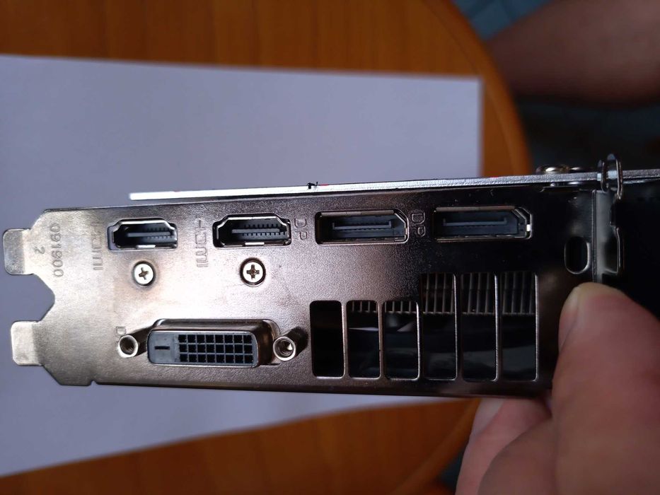 Komputer/serwer z 32 GB DDR4, 256 NVMe + 1 TB HDD, mocny CPU i RX