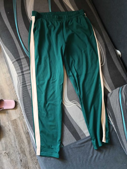 Zielony komplet dresowy.