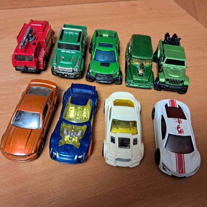 Маленькі машинки хот вілс