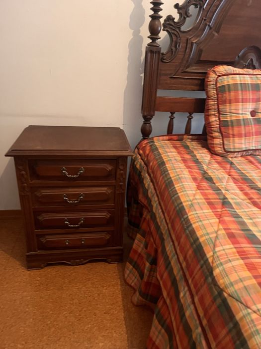 Conjunto de quarto clássico em madeira – cama, roupeiro e escrivaninha