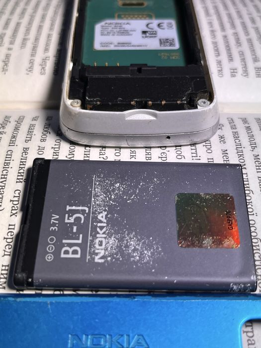 Nokia 5228 на запчастини.