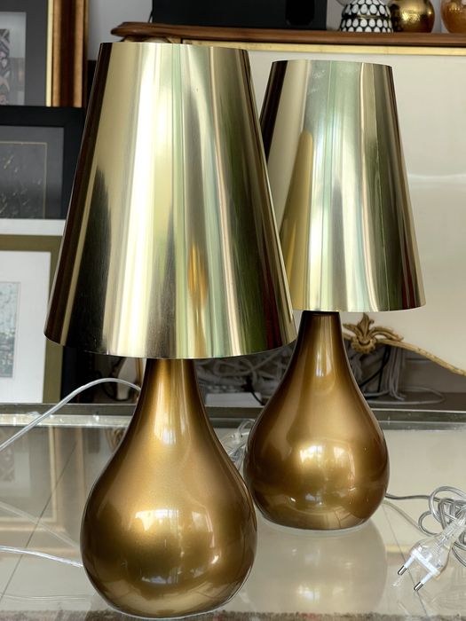 Candeeiros de mesa dourados Zara Home género Kartell Cindy