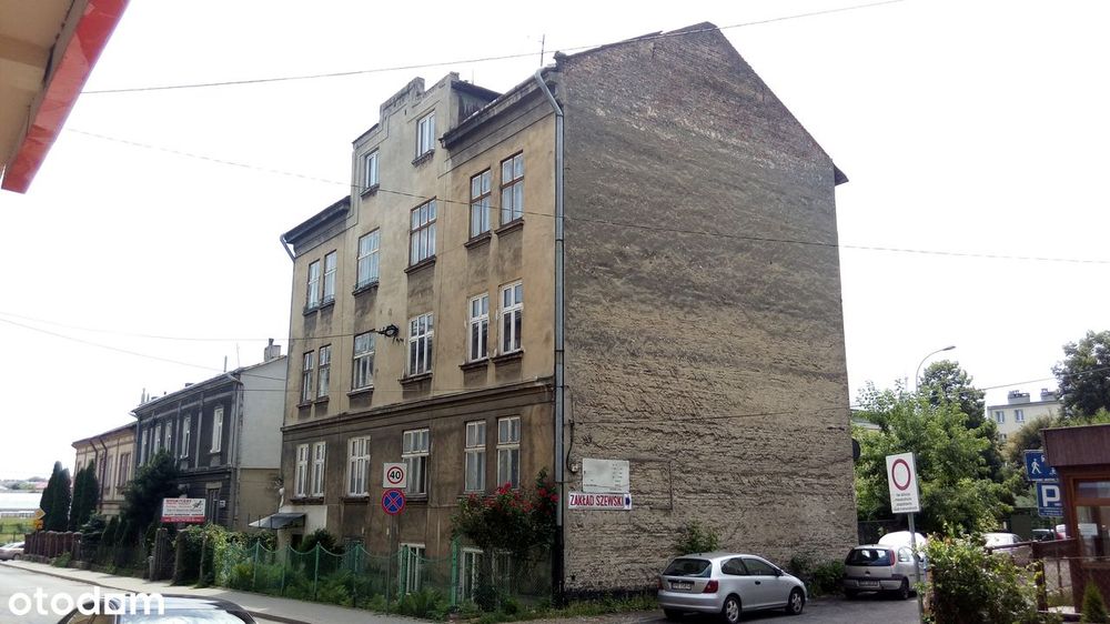 Przestronna kamienica w centrum miasta.