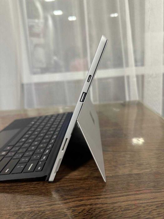 Сенсорний Microsoft Surface Pro 7+ зі зʼємною клавіатурою
