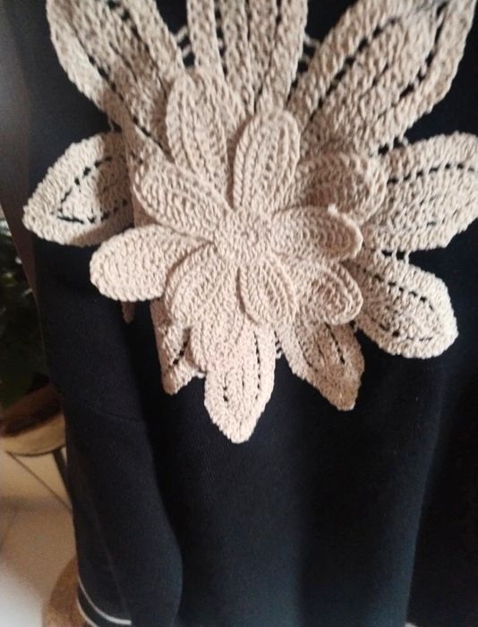 Elegancki czarny sweterek z kwiatem Boho