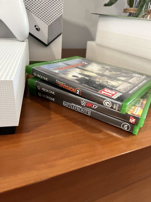 Xbox One 1 TB com comando e 3 jogos