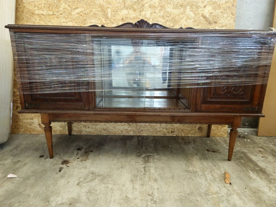 Conjunto de Sala Antigo em Madeira Maciça – Aparador e Louceiro Elegantes