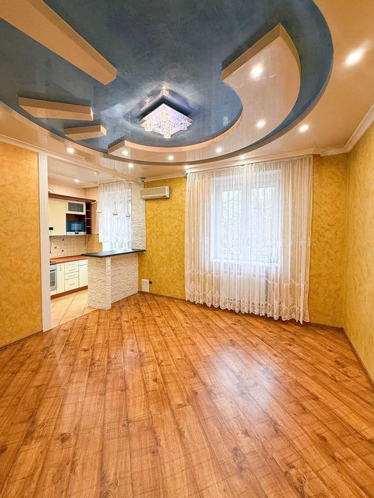 Продається простра квартира з ремонтом в центрі міста