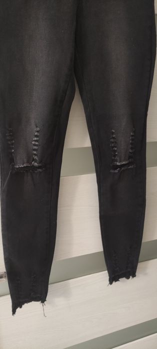 Czarne jeansy z przetarciami