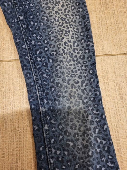 wytarte jegginsy/ cienkie jeansy rurki w cętki H&M 128