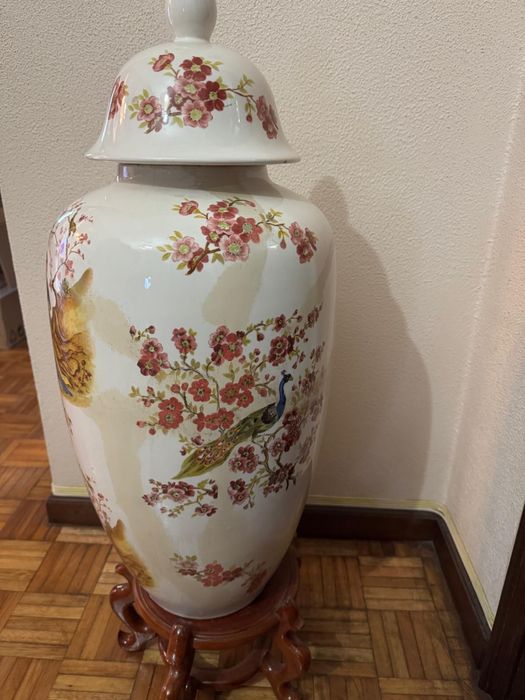 Jarrão em porcelana pintado à mão