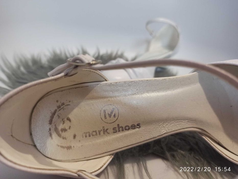 Białe buty ślubne na słupku