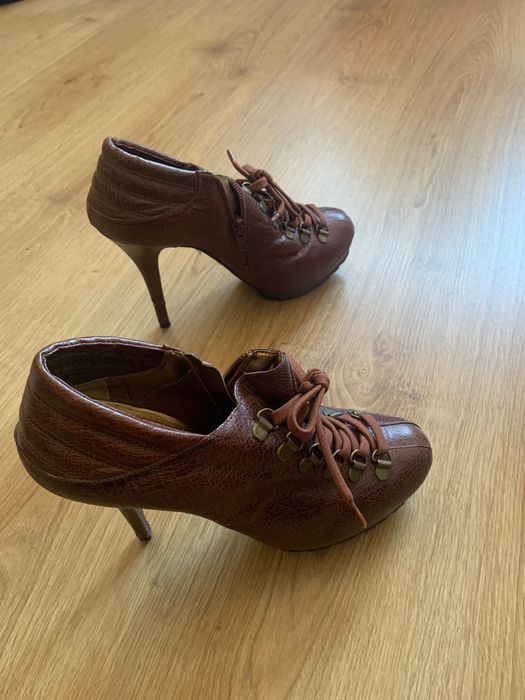 Botins com atacadores e  salto agulha côr Mel