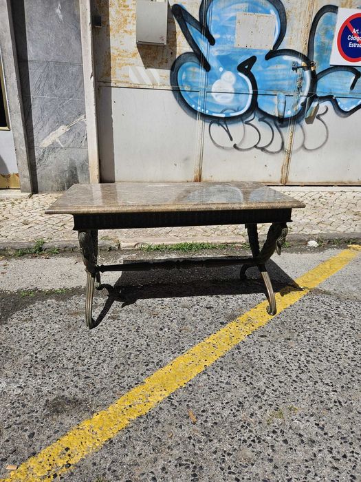 Mesa de Centro Clássica em Madeira Maciça com Tampo em Marmore