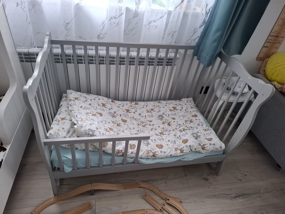 Szare łóżeczko 120x60 z materacem, barierką i szczebelkami – komplet