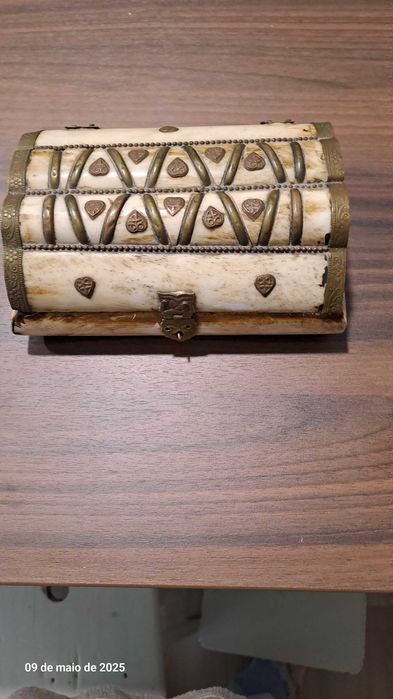 Caixa de jóias antiga, artesanal, em osso e latão.