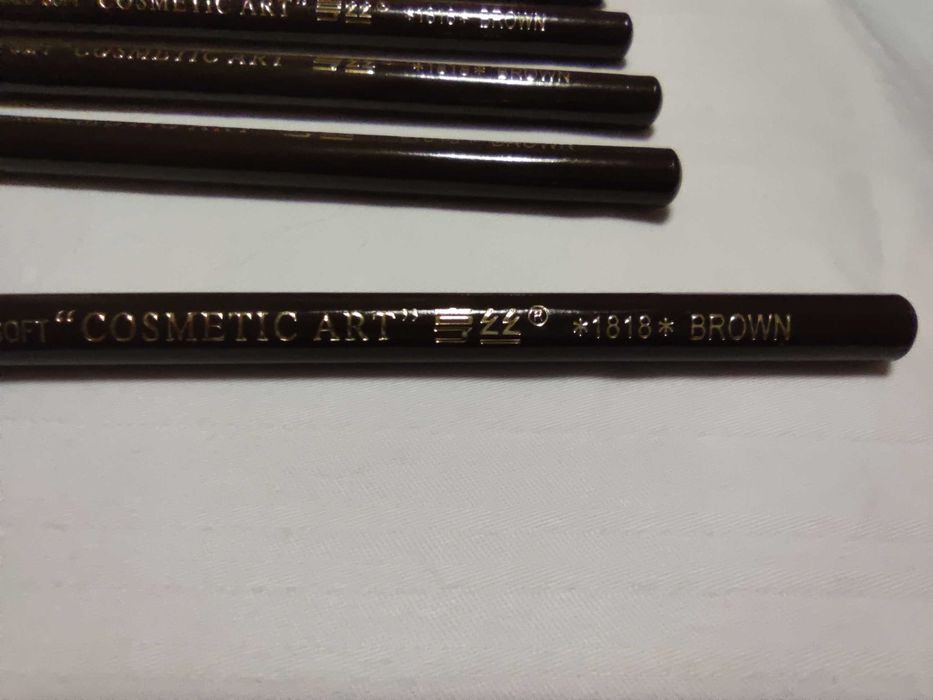 Косметический водостойкий карандаш для бровей коричневый.