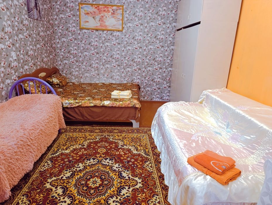 Сдаётся от хозяики 1 ком . квартира  в близи ЖД .5 спальных мест.
