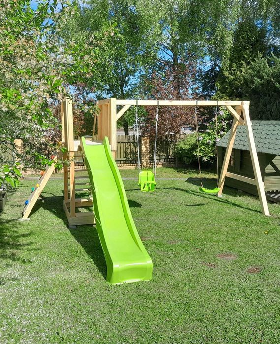 Drewniany plac zabaw dla dzieci