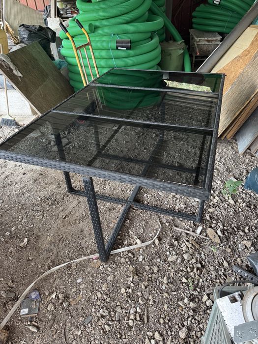 Mesa de jardim com tampo em vidro