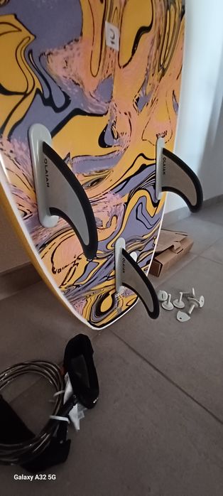 Prancha de surf Olaian em excelente estado  pouquissimo uso com acessórios incluídos.