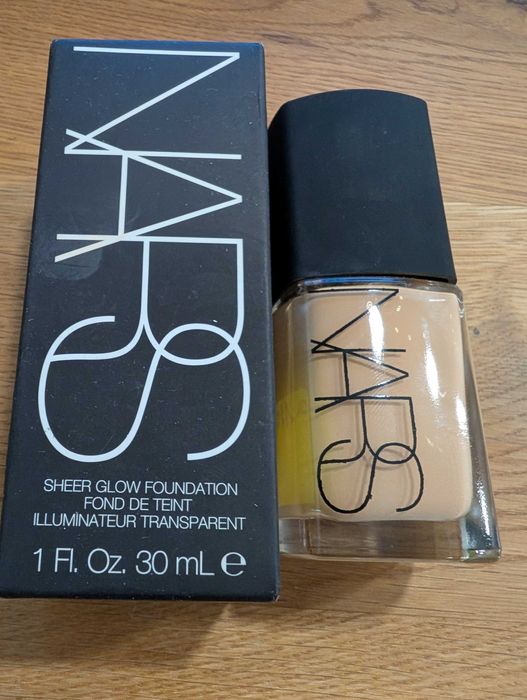 Podkład transparentny, nawilżający - NARS sheer glow found, Medium3