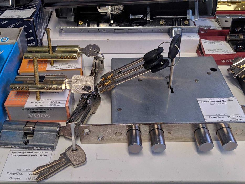 Замок врізний,навісний,! Сердцевина, шпінгалет! ручки на вхідні двері!