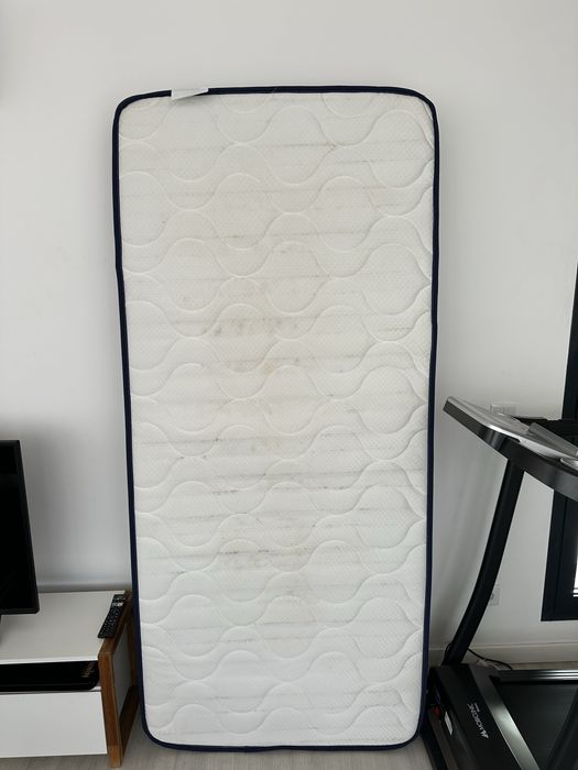 Estrutura de cama c/arrumação e colchão