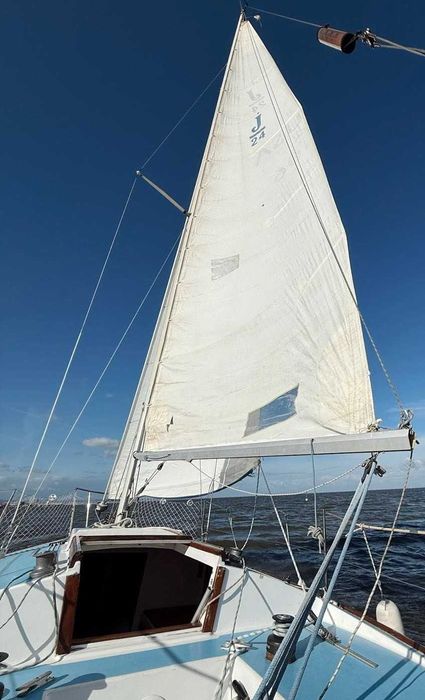 Veleiro J24 pronto a navegar