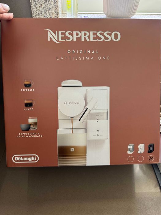 Máquina de Café DELONGHI Nespresso Lattissima  - Preta