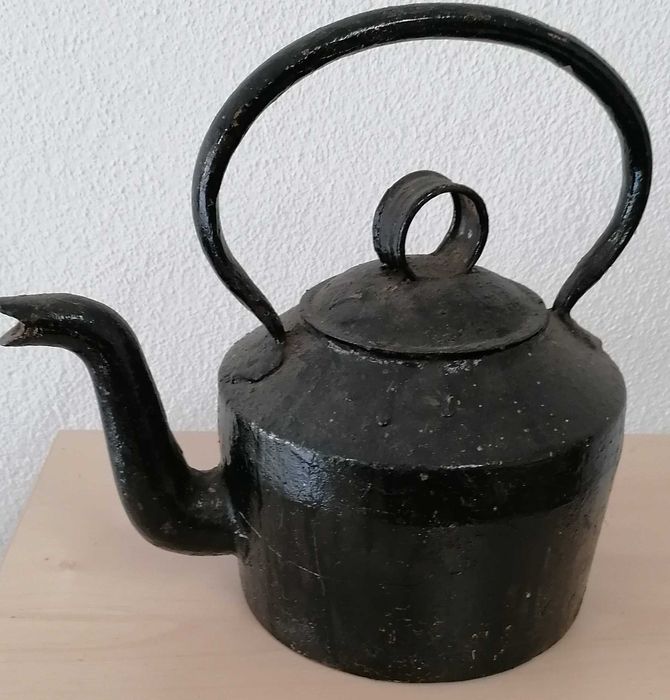 Fervedor em ferro fundido, muito antigo