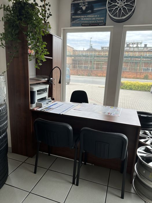 Meble biurowe z biurkiem