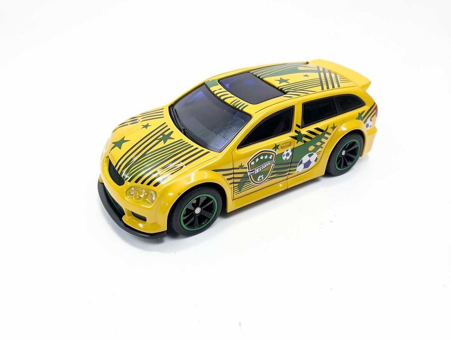 C264 Hot Wheels Audacious Mattel G23 Kolekcjonerski Model Autka Żółty Z Motywem Piłkarskim Sportowe Auto Metalowe Resorak