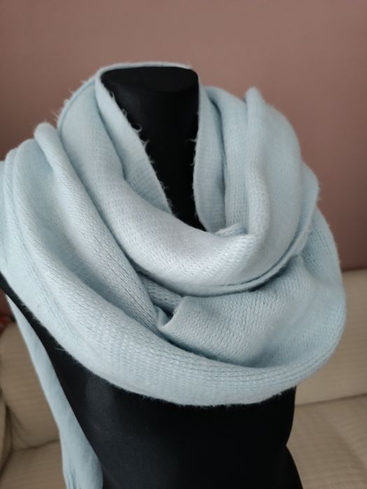 Reserved szal szalik jasnoniebieski z frędzlami