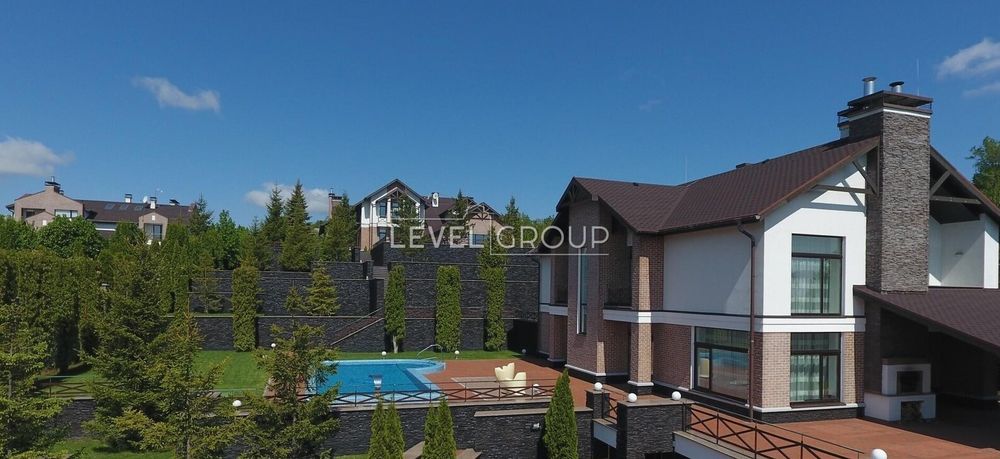 Лісники, статусний будинок в містечку, басейн, автономність