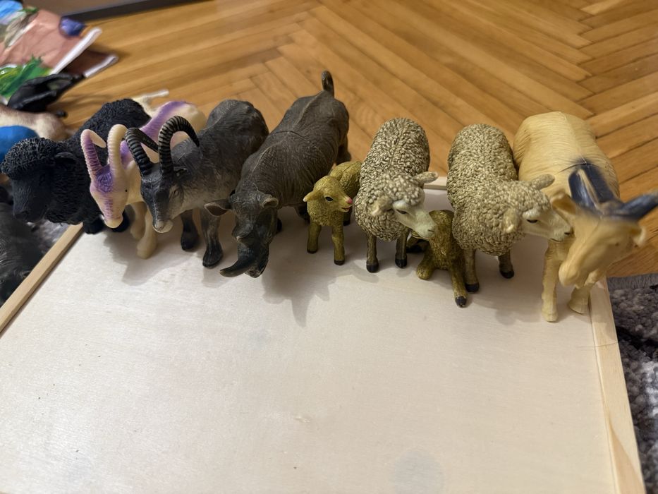 Дитячі іграшки,звірятка,фігурки тварин