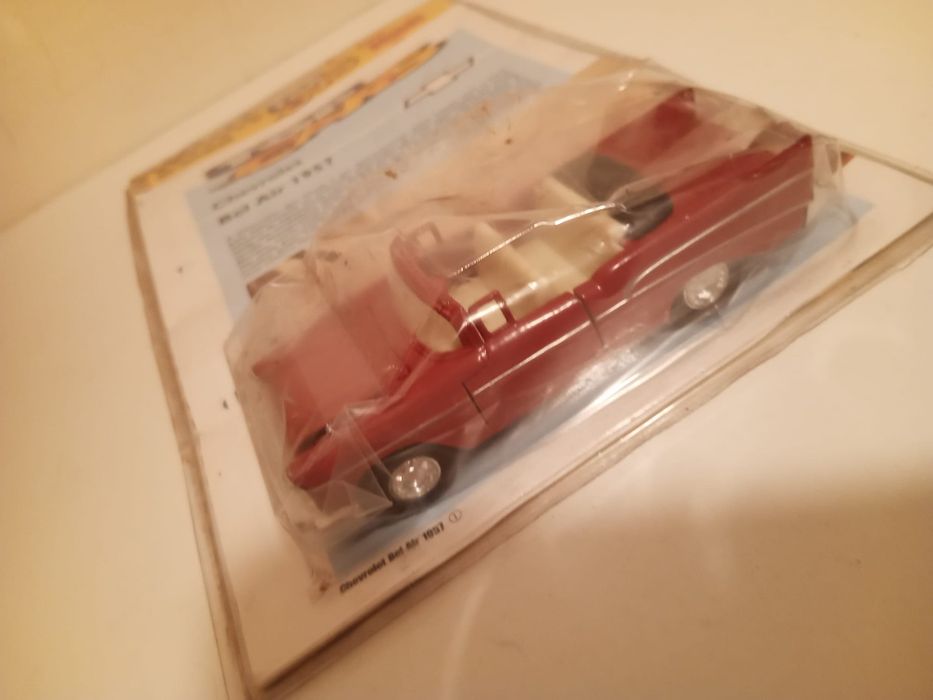 Top Cars 1/48 Chevrolet Bel Air 1957 vermelho descapotável