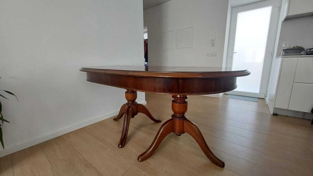Mesa de madeira estilo clássico extensível