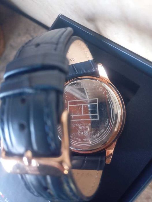 à venda:
relógio muito elegante da marca TOMMY HILFIGER.