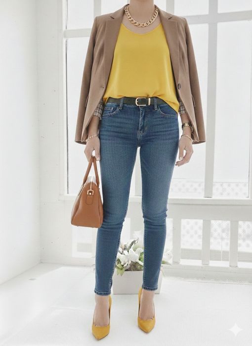 Top amarelo, elegante e fluído - Stradivarius - Tamanho M