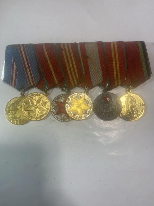 Набор значков на одной колодке , состояние по фото