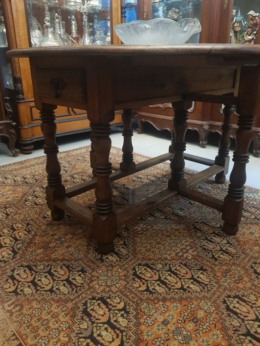 Mesa rústica redonda, com aumentos