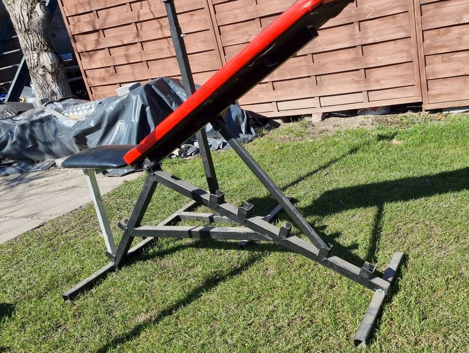 Siłownia, ławeczka skośna, obciążenie, akcesoria